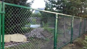 Забор из сетки рабицы: надежное и практичное решение для вашего участка