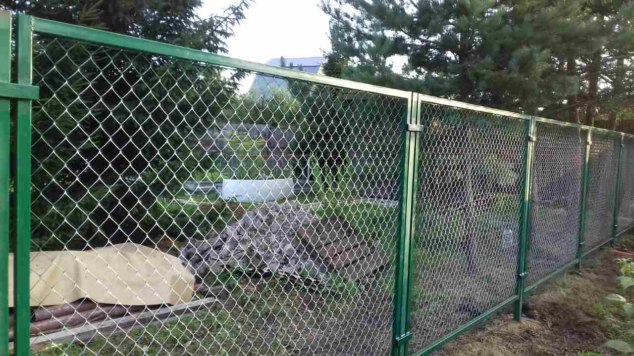 Забор из сетки рабицы: надежное и практичное решение для вашего участка